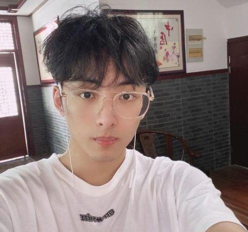 广州帅哥网红吃瓜事件,瓜田李下，真相与流言的交织