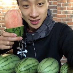 维族网红吃瓜视频,揭秘新疆美食背后的故事