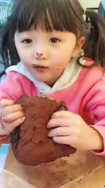 网红萌娃吃瓜,童趣横生的美食瞬间